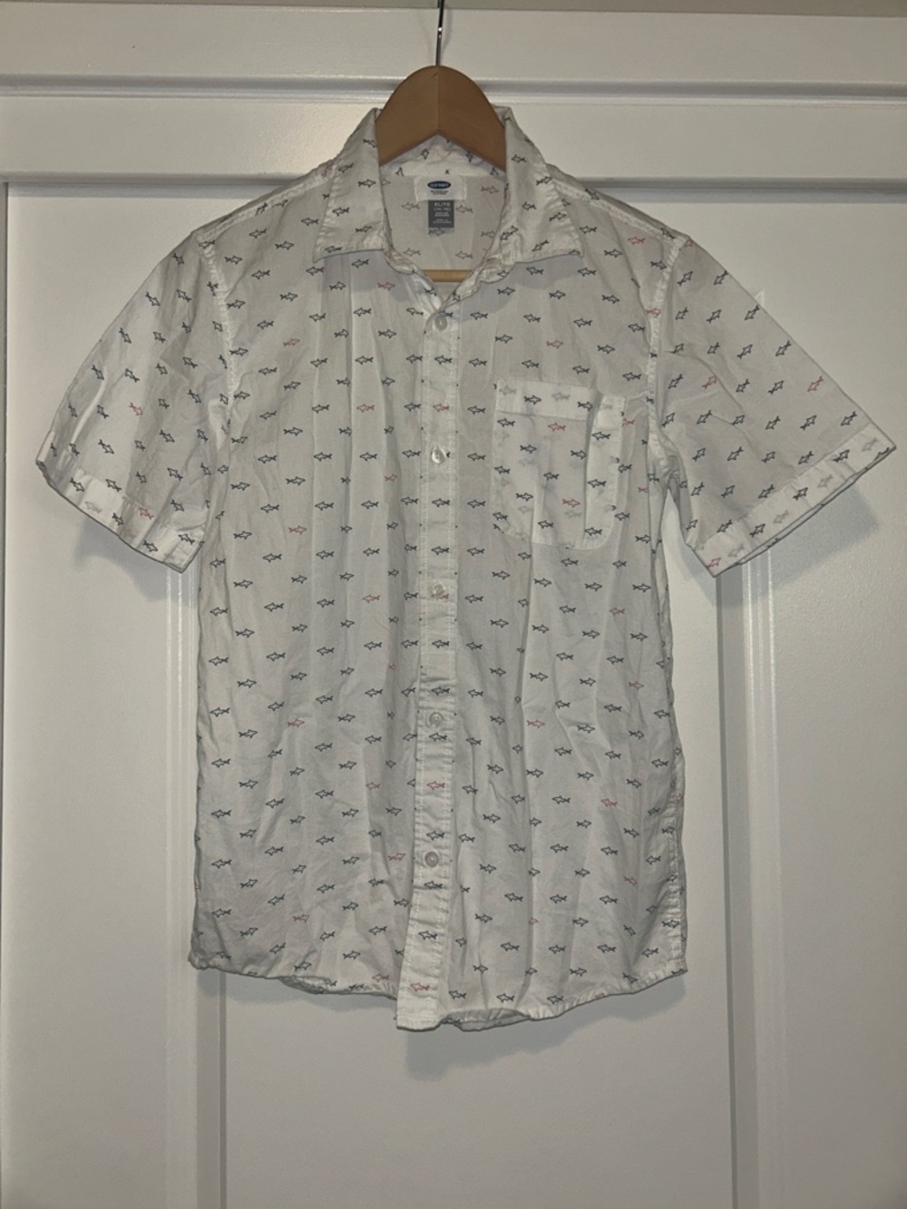 ♻️ Old Navy White Short-Sleeve Button-Down Shirt with sharks Print
